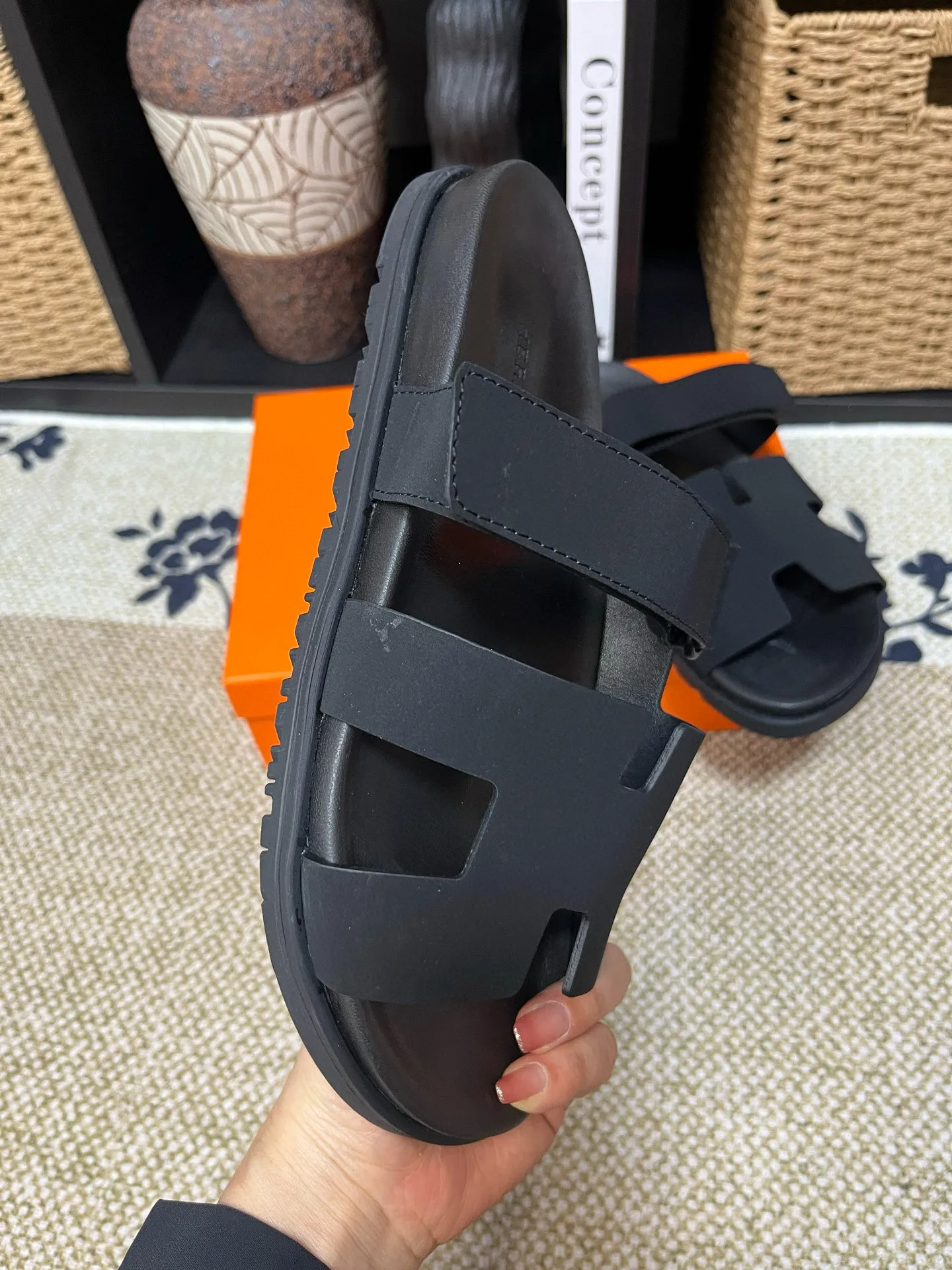 P300 Long-term stock Hermes men’s Kazimir slippers for couples - top quality woven calfskin functional sandals with intertwined uppers inspired by the “H” iconic pattern to create a casual look, perfect for summer. Imported cowhide + cowhide lining + TUP outsole Size: 35-46